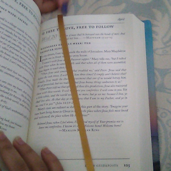 2011 Daily Guideposts book - Picture 4 of 4